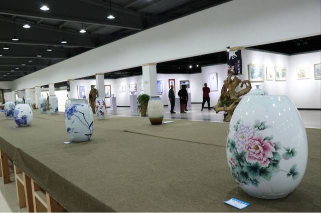 墨韻贛鄱，藝連兩地——景德鎮(zhèn)陶瓷大學(xué)客座教授鄭海鷗率我市書(shū)畫(huà)家赴贛開(kāi)展書(shū)畫(huà)交流